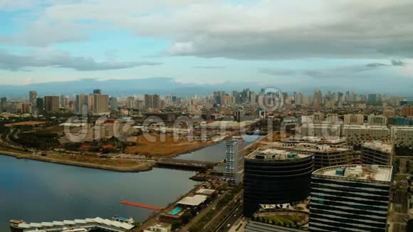 马尼拉市摩天大楼菲律宾鸟瞰视频的预览图