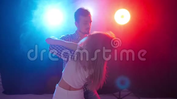 社会舞蹈和人际关系的概念年轻漂亮的夫妇跳舞性感的舞蹈巴查塔视频的预览图