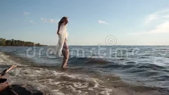 美丽的女人在海滩上休闲视频的预览图