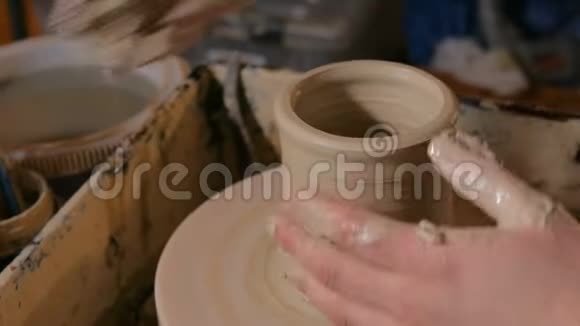 陶瓷车间专业陶工成型锅视频的预览图
