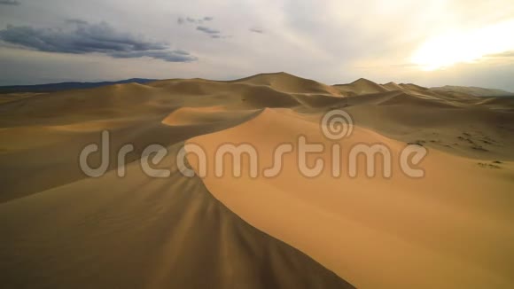 戈壁滩日落蒙古视频的预览图