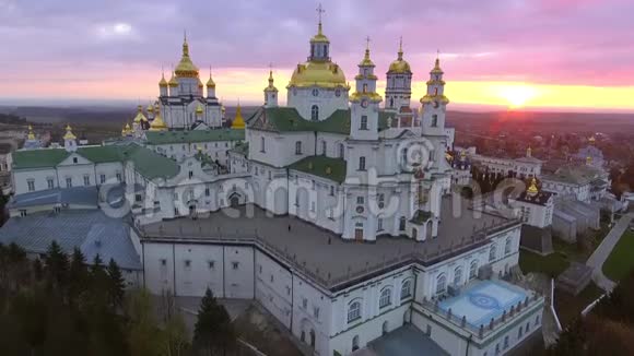 波查耶夫修道院的空中景观波查耶夫拉乌克兰视频的预览图