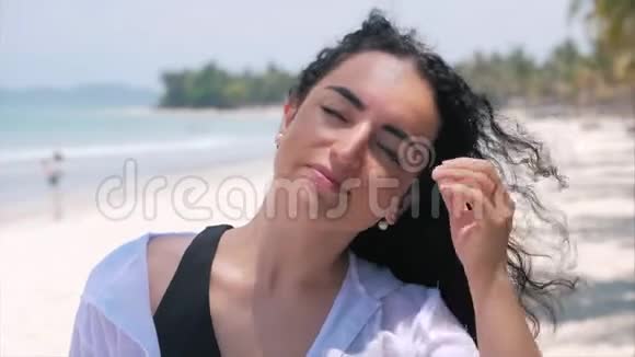 在热带海滩上一幅欧洲美丽可爱的布鲁内特年轻女性或在寻找中快乐的女孩的特写镜头视频的预览图