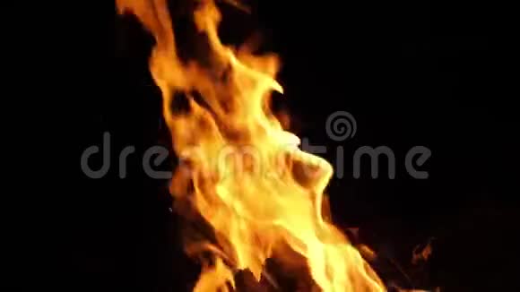篝火篝火肯尼亚马赛马拉公园的营地慢动作视频的预览图
