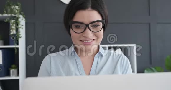 女商人在工作场所使用笔记本电脑视频的预览图
