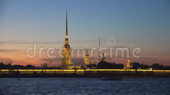 彼得和保罗堡垒的景色晚上圣彼得堡视频的预览图