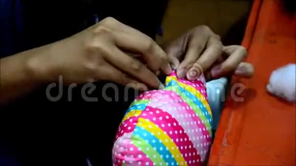 泰国妇女针线或缝纫棉娃娃枕头视频的预览图