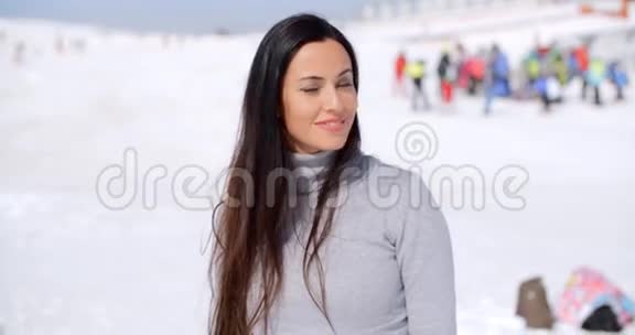 滑雪场上美丽微笑的年轻女子视频的预览图