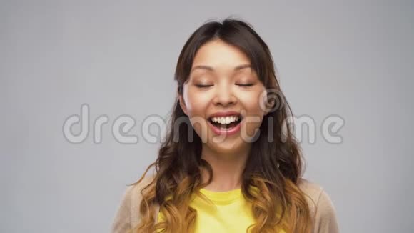 微笑的亚洲女人挥手视频的预览图