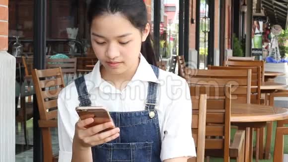 泰国学生青少年美女接电话微笑视频的预览图