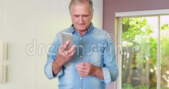 老人用他的智能手机视频的预览图