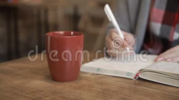 女性写在笔记本上视频的预览图
