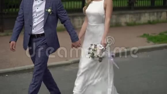 城里的婚礼情侣新郎新娘走路视频的预览图