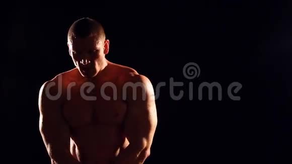 健美运动员展示肌肉轮廓视频的预览图