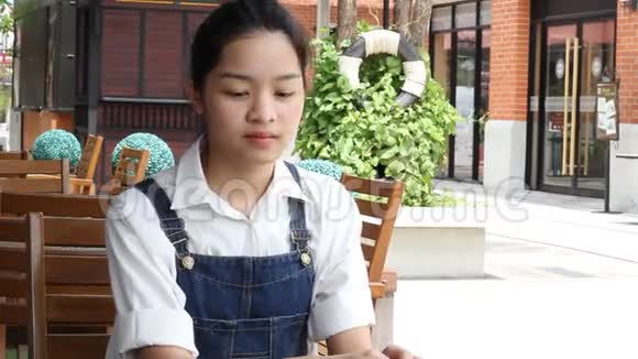 泰国学生青少年美女接电话微笑视频的预览图