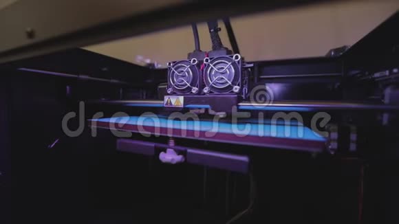 在3D打印机上打印工业打印在3D打印机上3D打印机工作视频的预览图