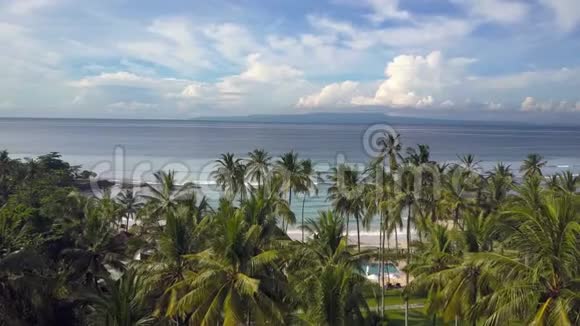 从海上无人驾驶飞机海滨海滩棕榈树的航空景观印度尼西亚巴厘岛视频的预览图