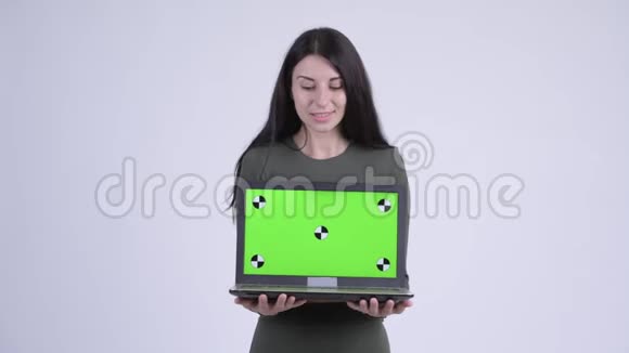 快乐的年轻美女一边思考一边展示笔记本电脑视频的预览图