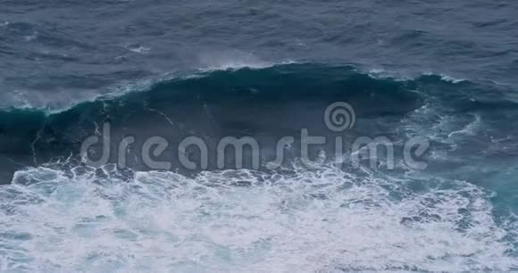 波在大西洋莫尼兹港马德拉岛葡萄牙慢动作视频的预览图