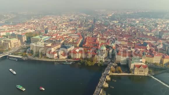 从上面到布拉格市和查尔斯桥的全景查尔斯桥上的游客视频的预览图