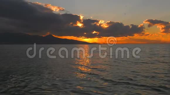 平静的海洋和日落海景视频的预览图