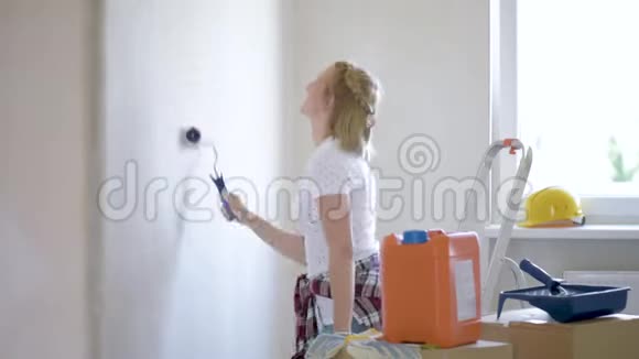 女人在公寓里修理视频的预览图