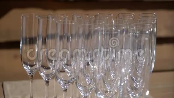 派对上戴眼镜和瓶子的香槟酒精饮料和饮料视频的预览图