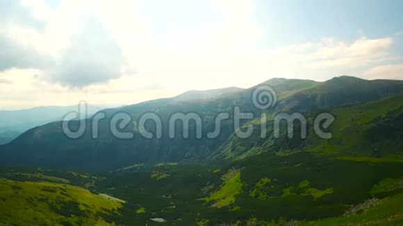 夏季喀尔巴阡山脉的风景视频的预览图