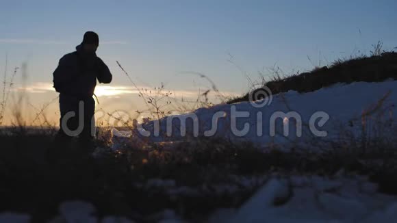 冬天背包客在雪山上散步带背包的人在山上徒步旅行冬季徒步旅行视频的预览图