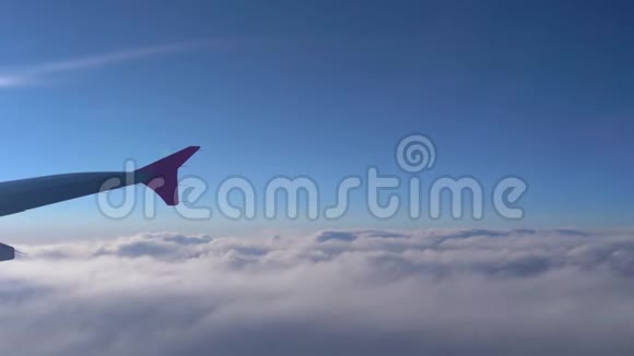 在空中可以看到飞机机翼的轮廓和深蓝色的天际线视频的预览图