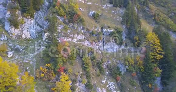 瑞士阿尔卑斯山秋天的4k无人驾驶飞机视频的预览图