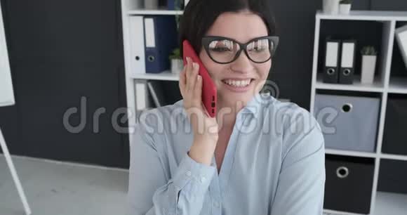 在办公室打手机的女人视频的预览图