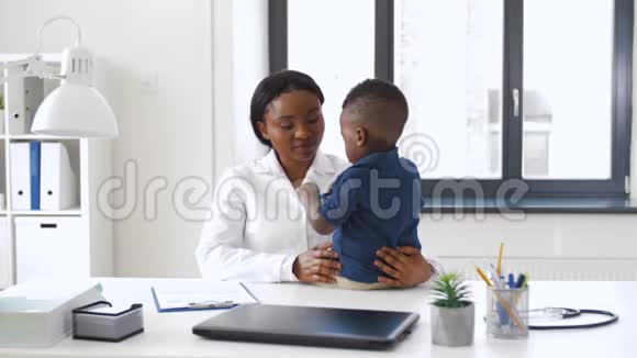 医生或儿科医生带婴儿病人视频的预览图