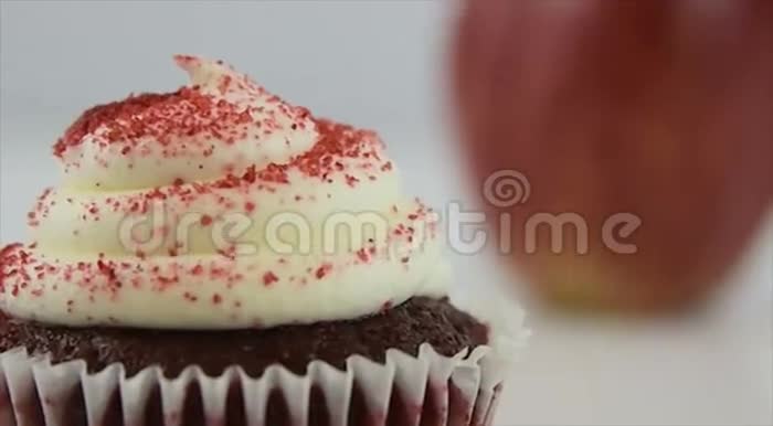 健康的食物选择开始关注红色纸杯蛋糕然后过渡到红色苹果视频的预览图