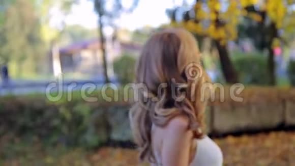 金色公园里美丽的秋姑娘视频的预览图