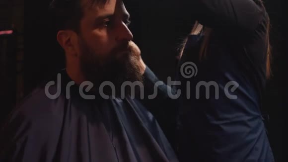 理发店里剪着胡子的年轻人视频的预览图