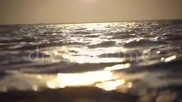美丽的海浪和日落时的天空变动视频的预览图