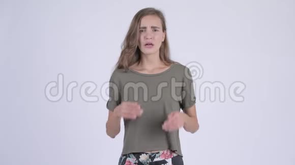 年轻压力大的女人脖子疼视频的预览图