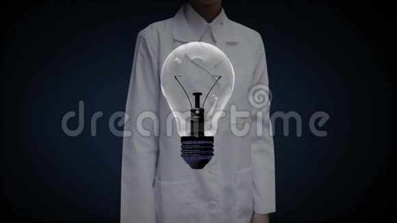 女医生研究员触摸灯泡灯显示IDEA概念视频的预览图
