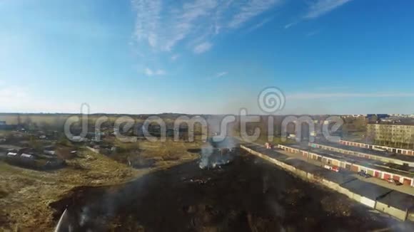在后院烧草包装空中镜头视频的预览图