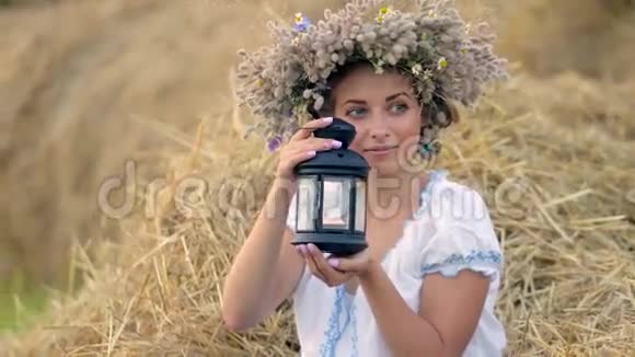 一个戴着皇冠的年轻女孩拿着一盏灯笼堆视频的预览图