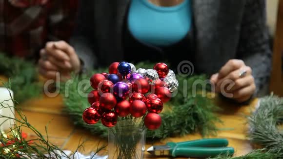 花匠制作圣诞门花环视频的预览图
