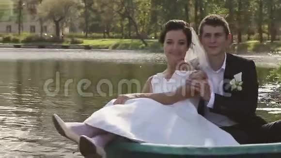 欢乐船上的新娘和新郎视频的预览图