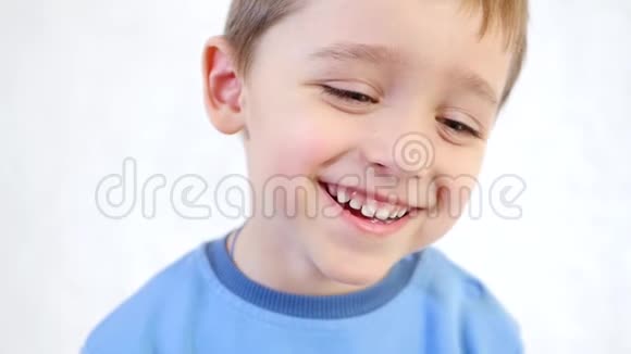 一个快乐快乐微笑的孩子的脸视频的预览图