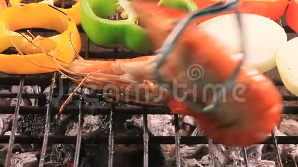 烧烤炉烤虾视频的预览图