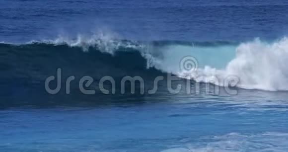 波在大西洋莫尼兹港马德拉岛葡萄牙慢动作视频的预览图