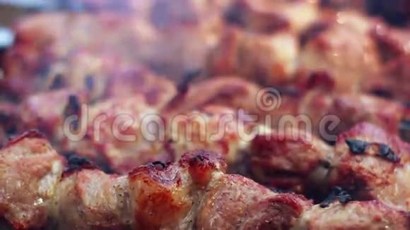 烧烤肉烤在木炭上美味的烤肉特写镜头猪肉视频的预览图