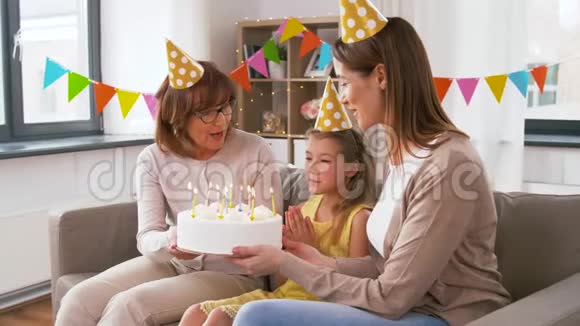 妈妈女儿奶奶带生日蛋糕视频的预览图