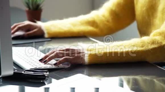 漂亮的黑人妇女在办公室的电脑上工作视频的预览图