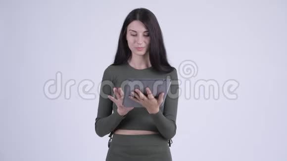 快乐的年轻美女使用数码平板电脑视频的预览图